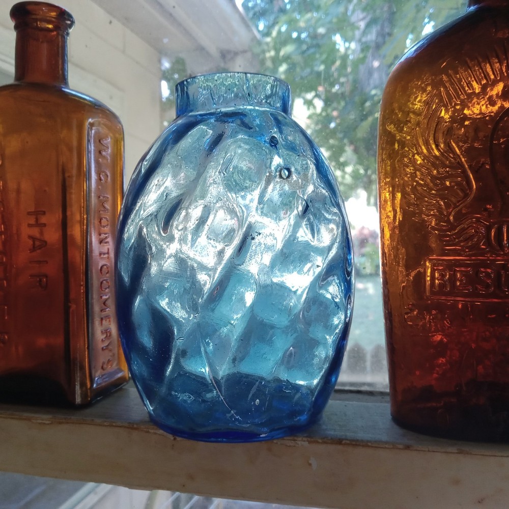 EAGLE EMB PRETTY BLUE DIAMOND OPTIC PATTERN SNUFF BOTTLE