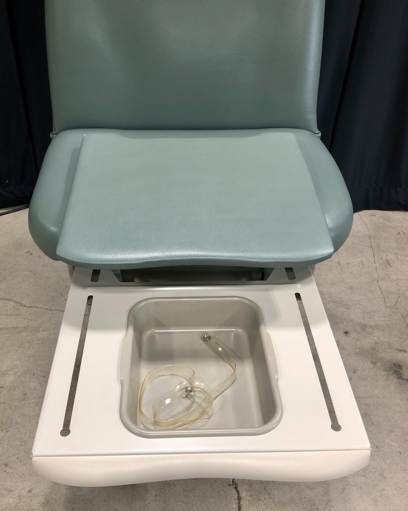 Midmark 623-007 Barrier Free Power Exam Table with Footswitch & Hand Controller