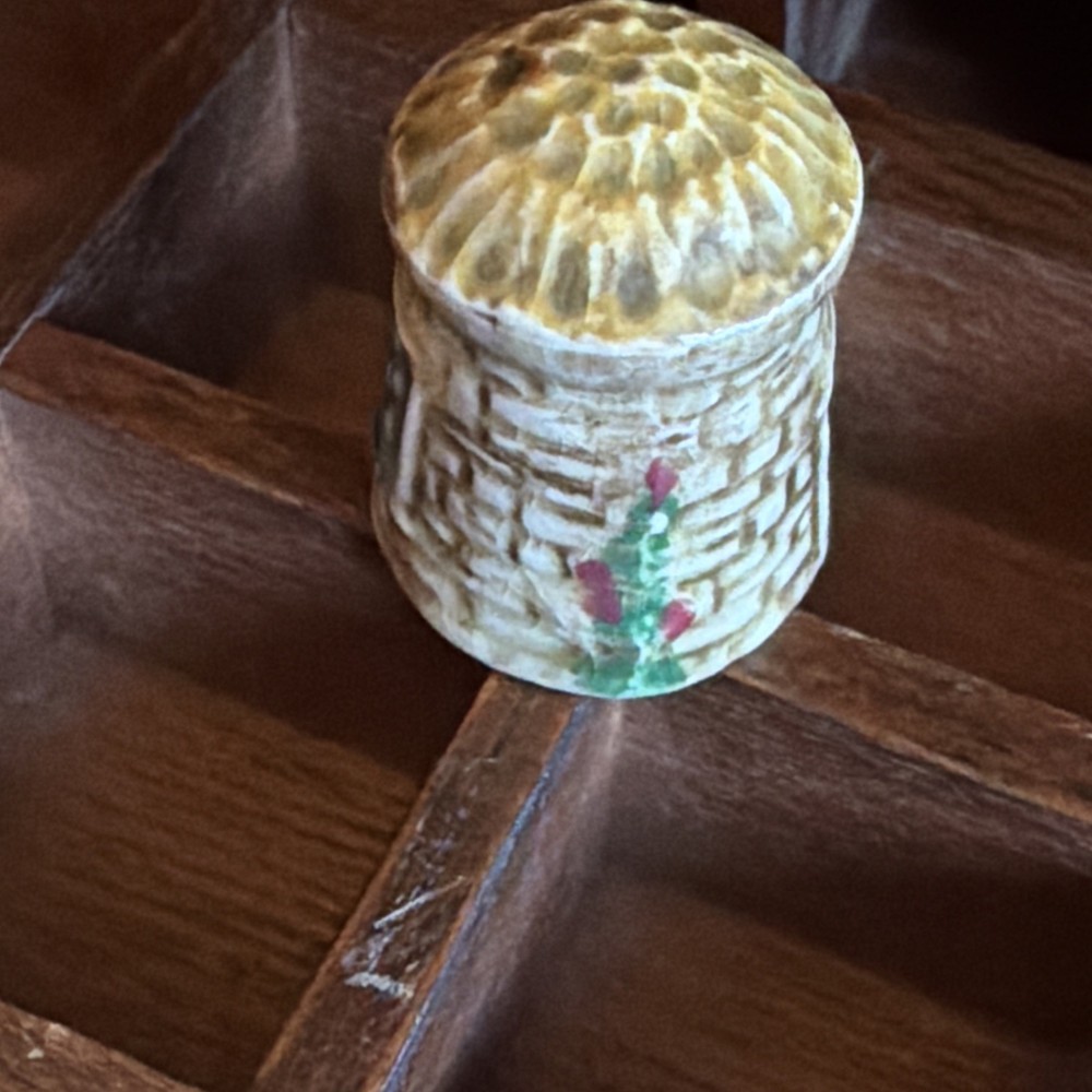 SYLVAC “ANNE HATHAWAY’S COTTAGE” THIMBLE.