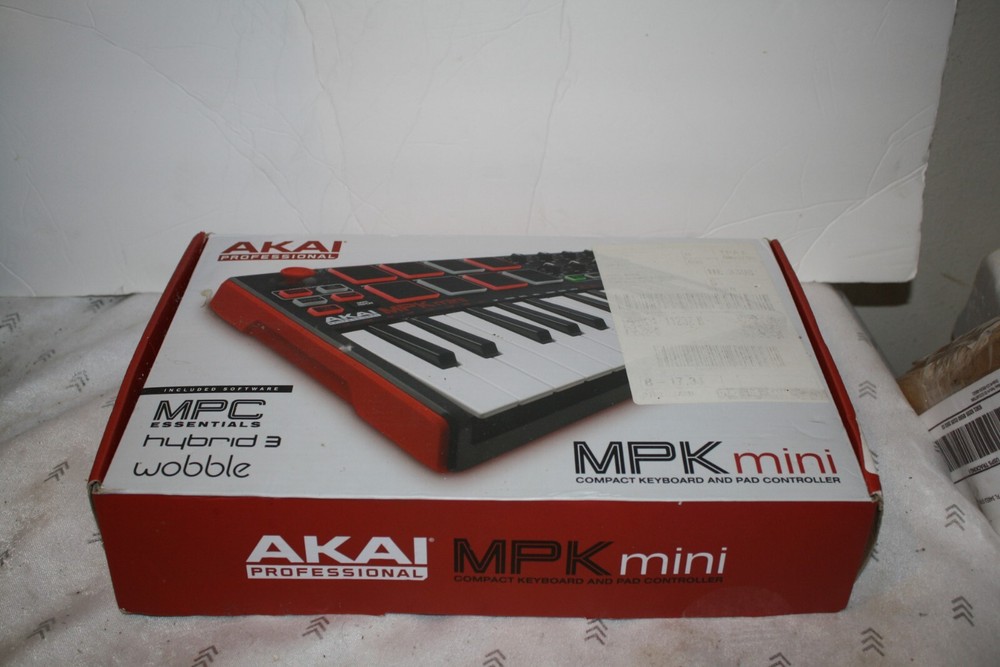 AKAI PROFESSIONAL MPK MINI COMPACT KEYBOARD AND PAD CONTROLLER