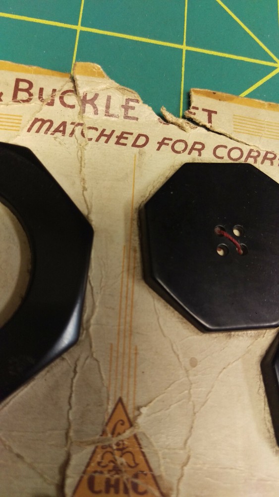 Vintage Le Chic Button & Buckle dated 1933 on original card with original thread