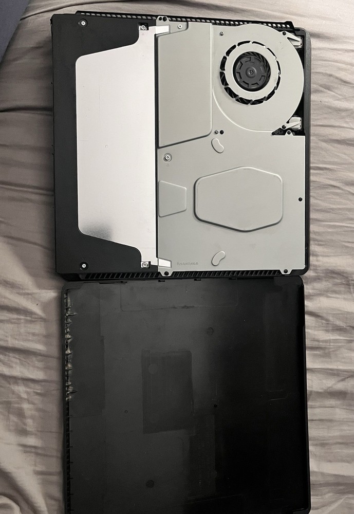 Fully functional working playstation 4 + 2 controllers + 3 games + 1 charger