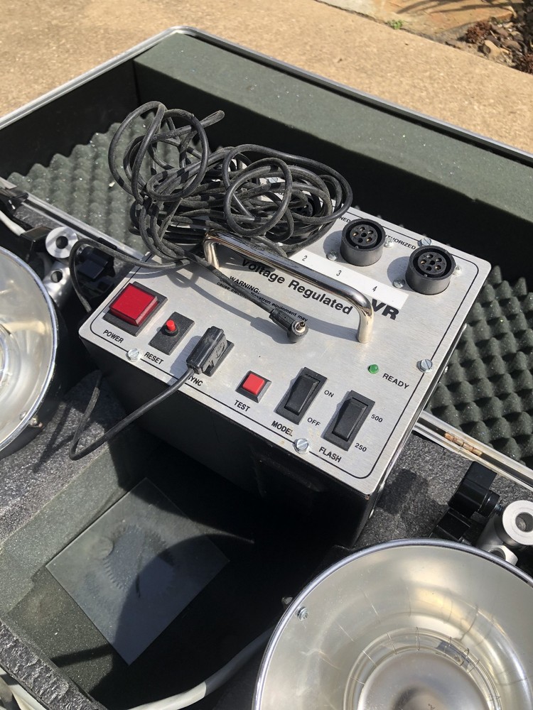 Novatron VR 500 High Efficiency Studio Strobe with 4 Lights and Case. Works.