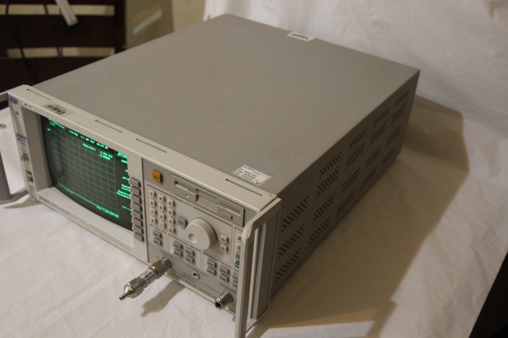 Agilent 8712ET 300Khz - 1300Mhz RF Network Analyzer