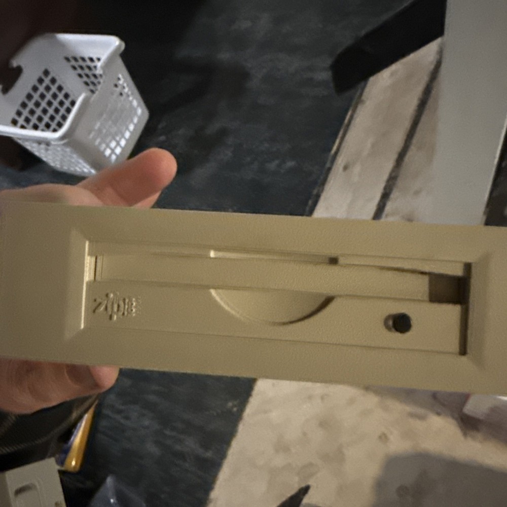 Iomega ZIP 100 Internal IDE ATAPI 3.5" Zip Drive Model Z100ATAPI Beige