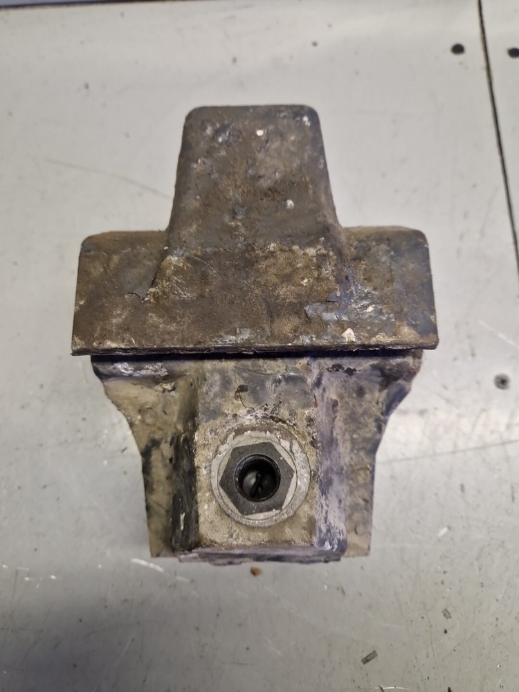 DAF XF106 ENGINE MOUNT L=R