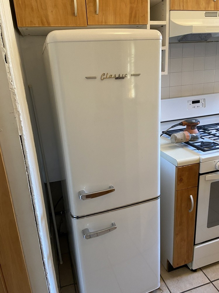 Classic Retro Refrigerator 9 CU. Ft. With Wine Rack.