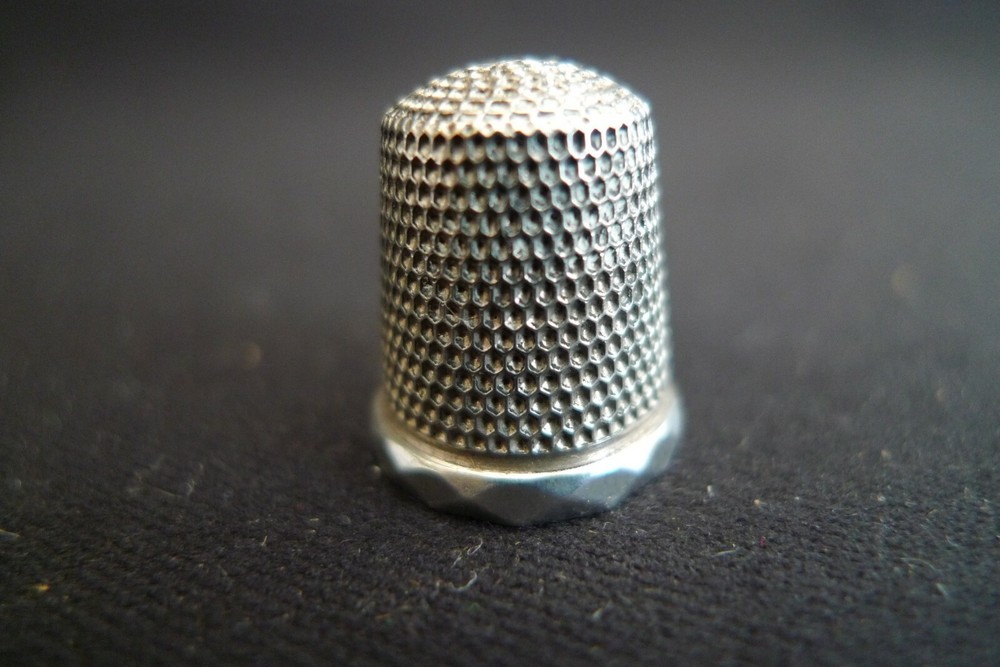 VINTAGE STERLING SILVER SEWING THIMBLE HAMMERED PATTERN DESIGN EDGING SIZE 8