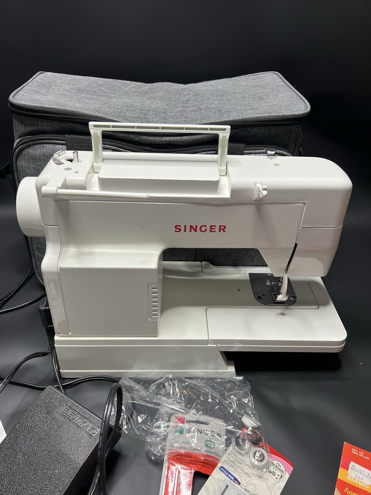 Singer Zig-Zag Sewing Machine Model 2517C With Pedal