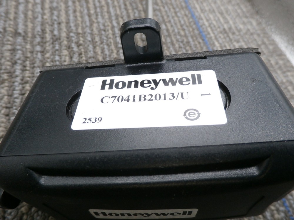 New C7041B2013/U-Honeywell-Temperature Sensor