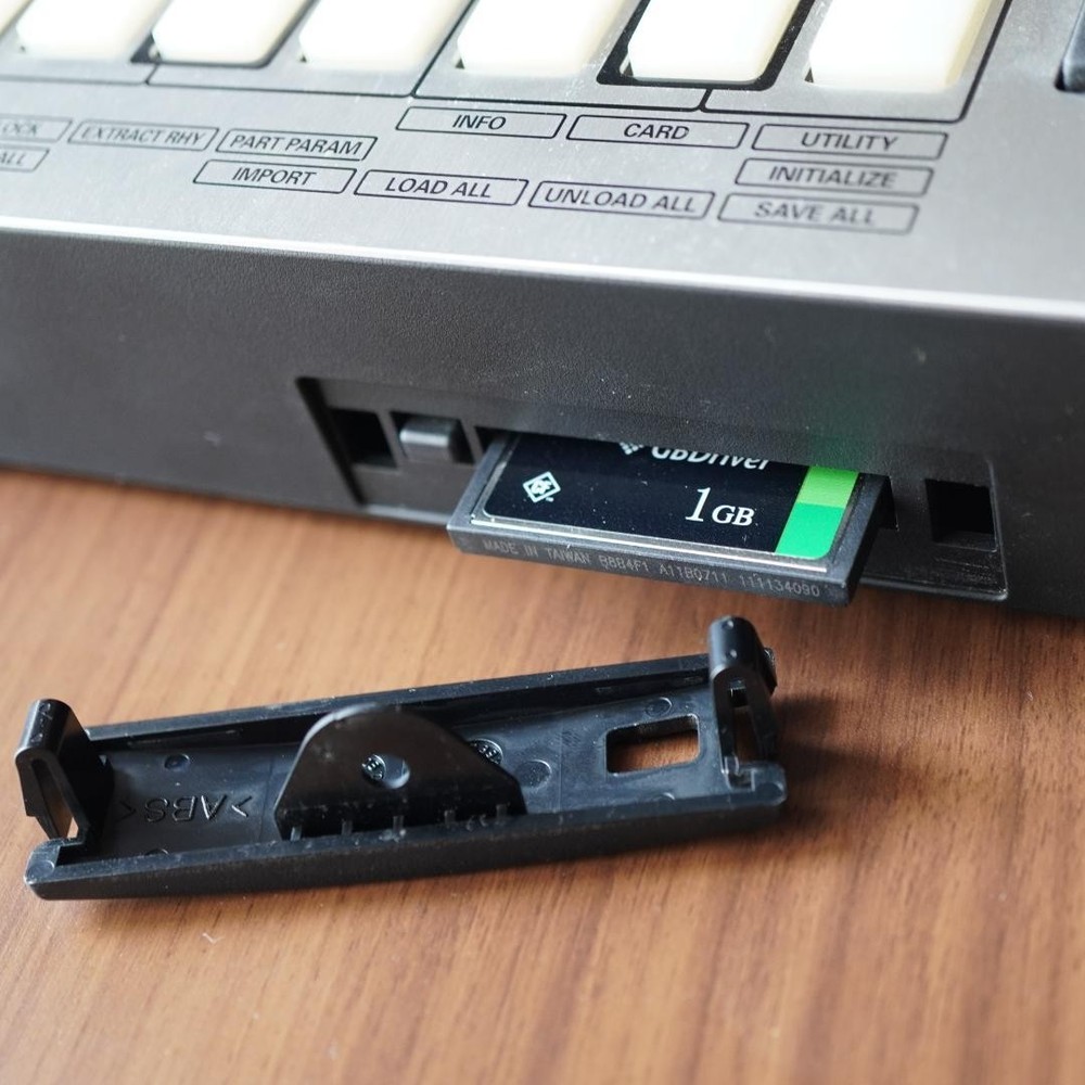 Roland MC-808 (+512 RAM)Sampling Groovebox Sampler Sequencer Used