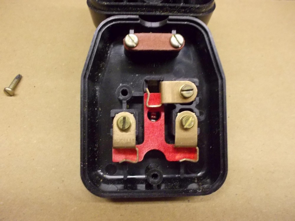 13 Amp Trailing Socket, Cord Mount, Marbo Model 928, Black