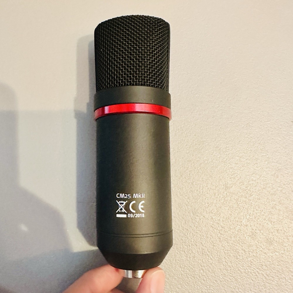 Focusrite Scarlett 2i2 Studio 2nd Gen USB Audio Interface w Microphone Full set