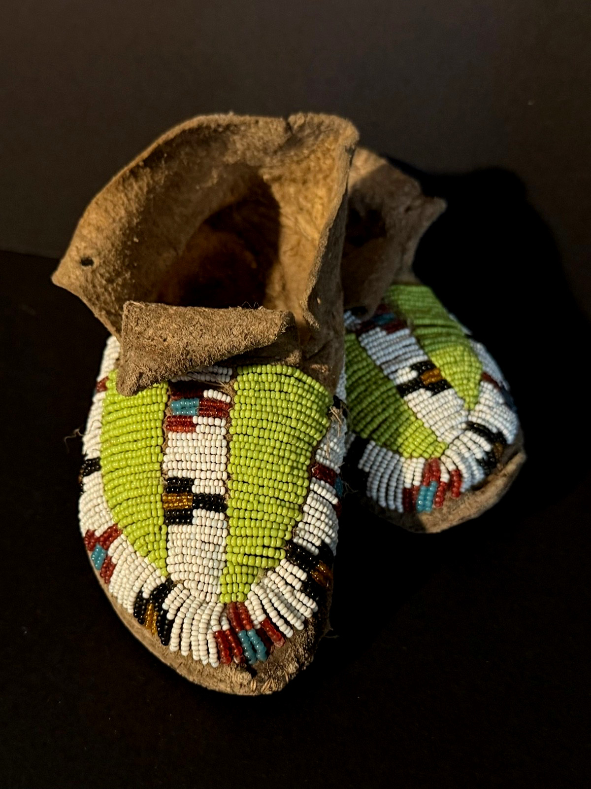 HISTORIC SIOUX PLAINS CHILD’S MOCCASINS,SINEW SEWN BEADED HIDE,C1900,EXCELLENT!