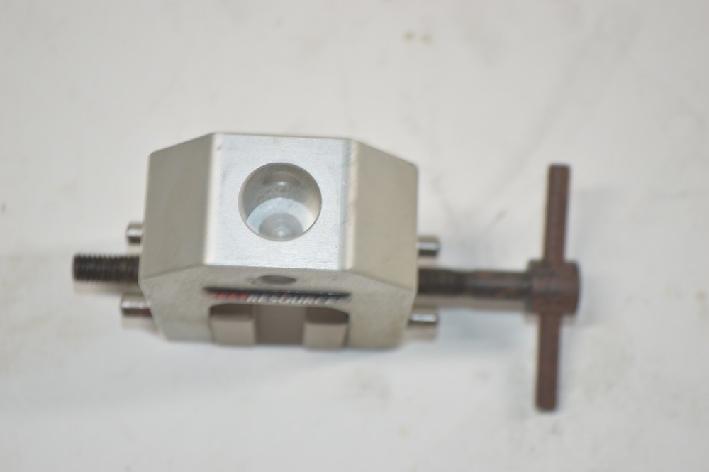 Test Resources Mechanical Grip w/ Pads