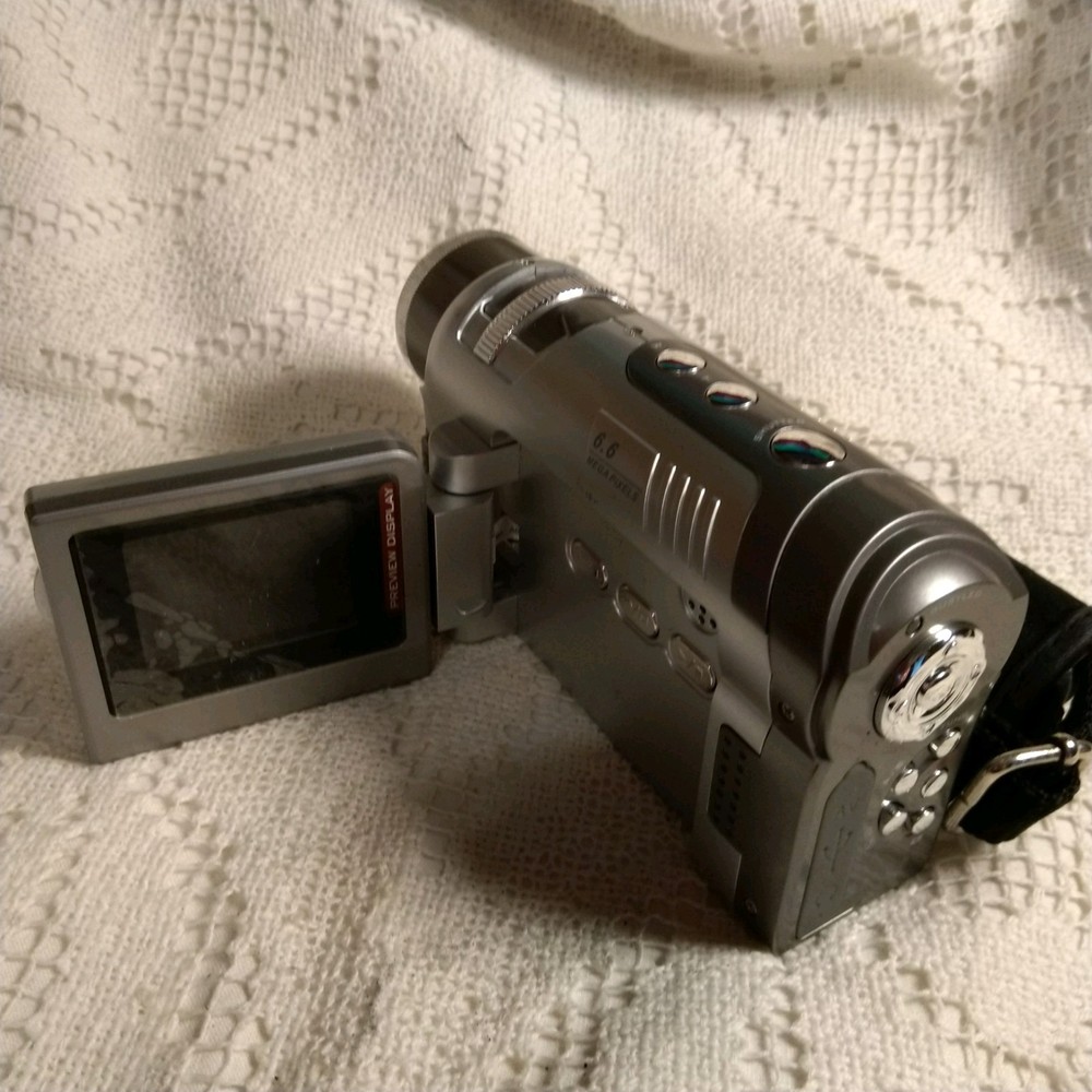 DIGITAL VIDEO 6.6 MEGA PIXEL CAMERA & CASE WIRES BOOKLET CD UNTESTED CLEAN