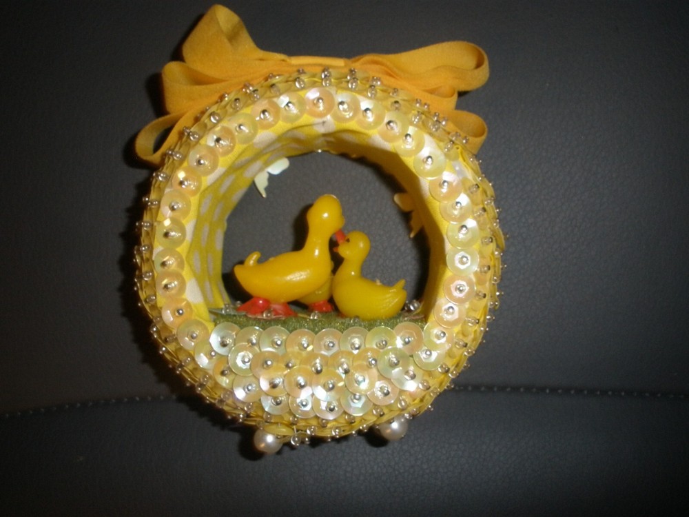 Vintage Push Pin Ducks Scene Decor 4.5" Round EUC
