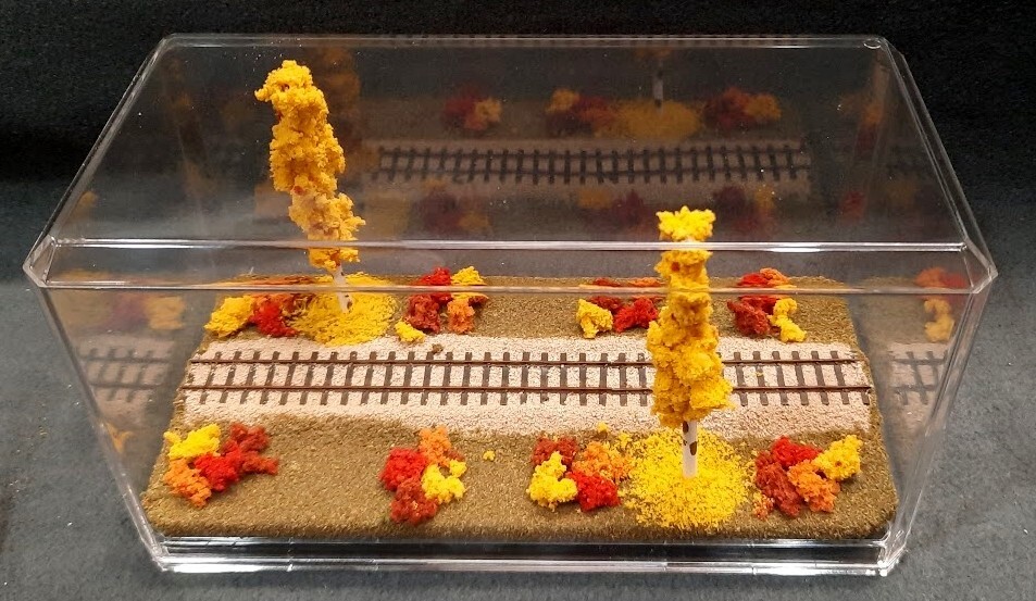 HOn3 SCALE 9" SINGLE TRACK DISPLAY CASE - FALL FOILAGE SCENE- FOR ANY HOn3