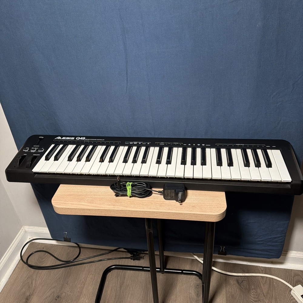 ALESIS Q49 49-KEY USB/MIDI CONTROLLER Og Box