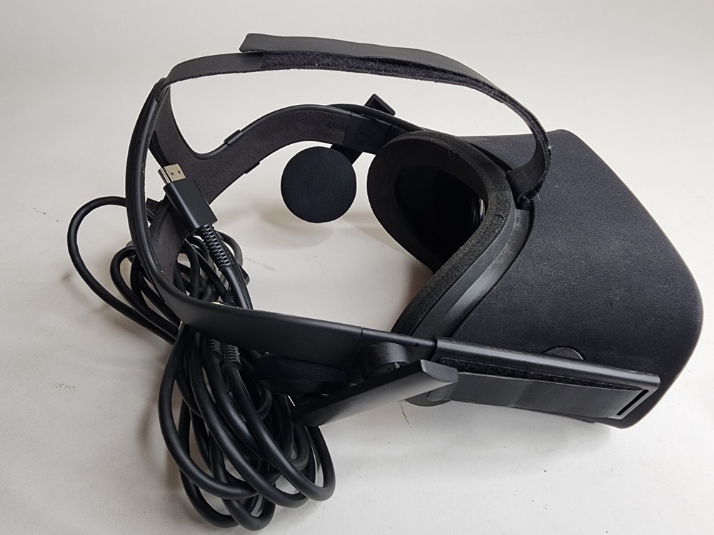 Oculus Rift CV1 Headset W/ 2 Controller & 2 Sensor