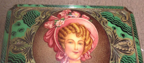 A STUNNING ANTIQUE SOLID SILVER 800 LOVELY ENAMELED AND ENGRAVED COMPACT