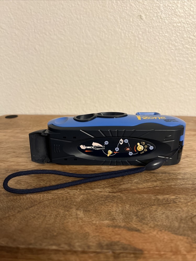 POLAROID I-ZONE BLUR INSTANT POCKET CAMERA (PRE-OWNED)