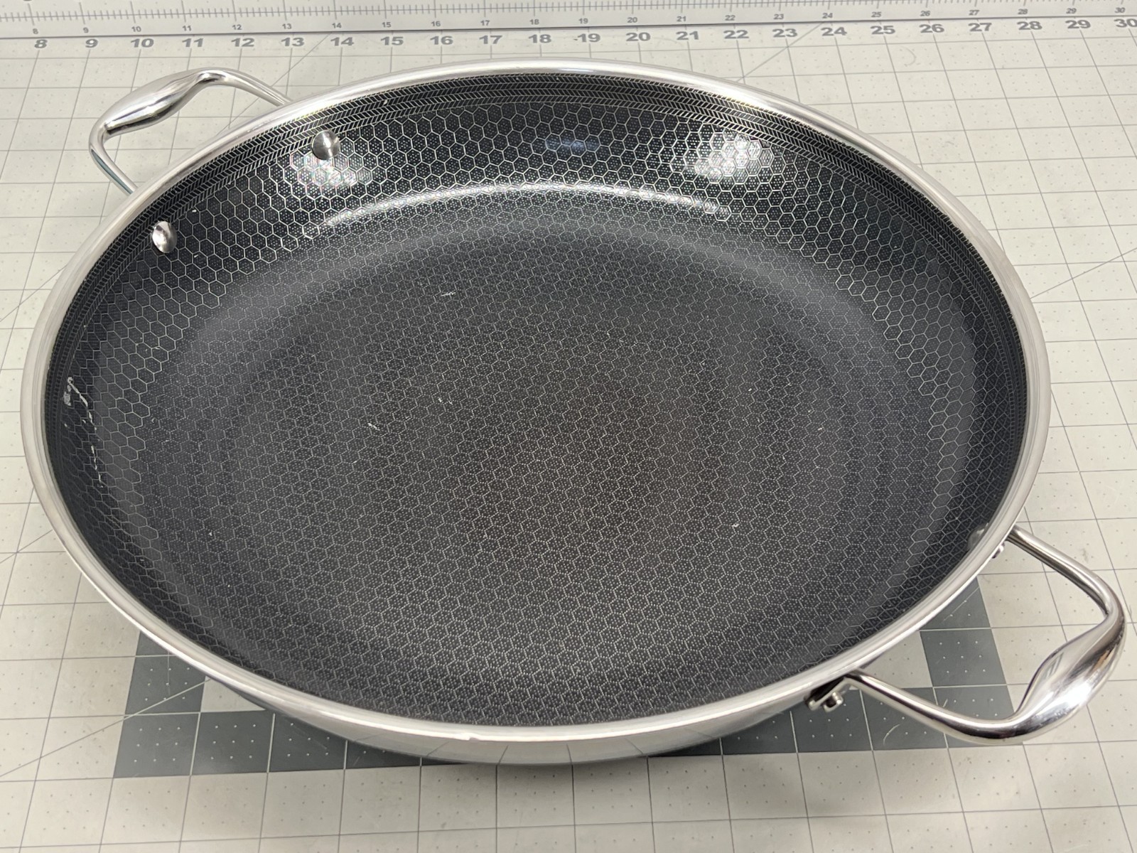 HexClad Hybrid Nonstick 14" Frying Pan, No Lid - Used