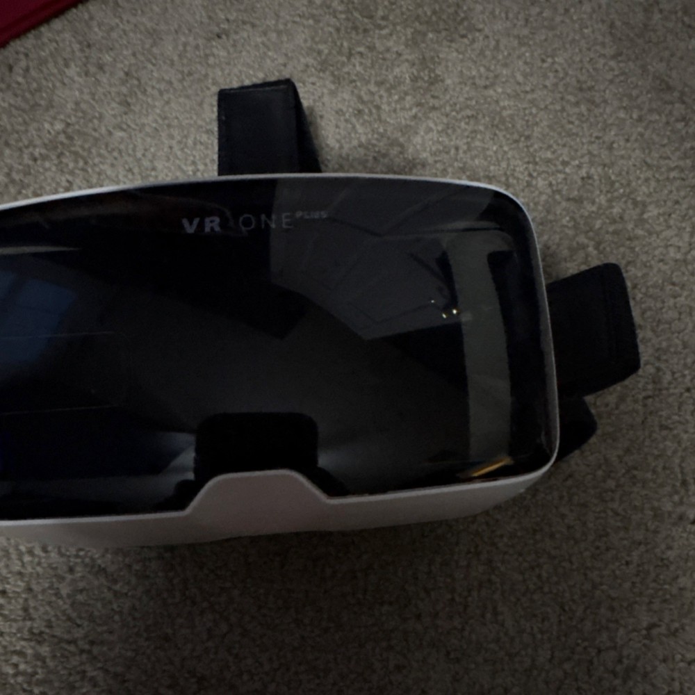ZEISS VR One Plus Smartphone VR Headset White Black Plastic