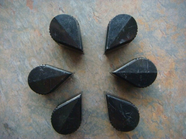 ONE Lot 26 single Set-Screw BLACK Pointer Knobs MS91528 type -- Likely Used