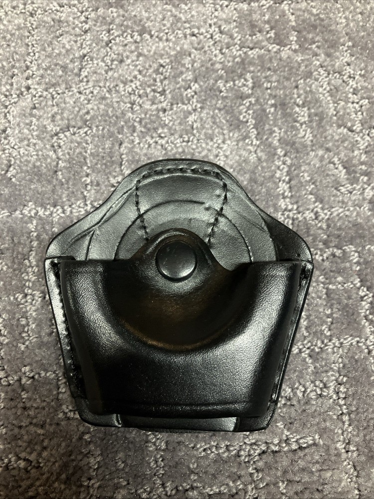 Gould & Goodrich Handcuff Case B820 Holder