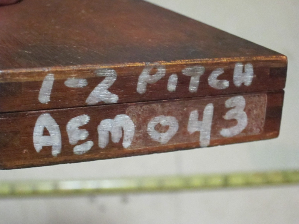 BROWN & SHARPE 1-2" Thread Micrometer Model 210-2, USED