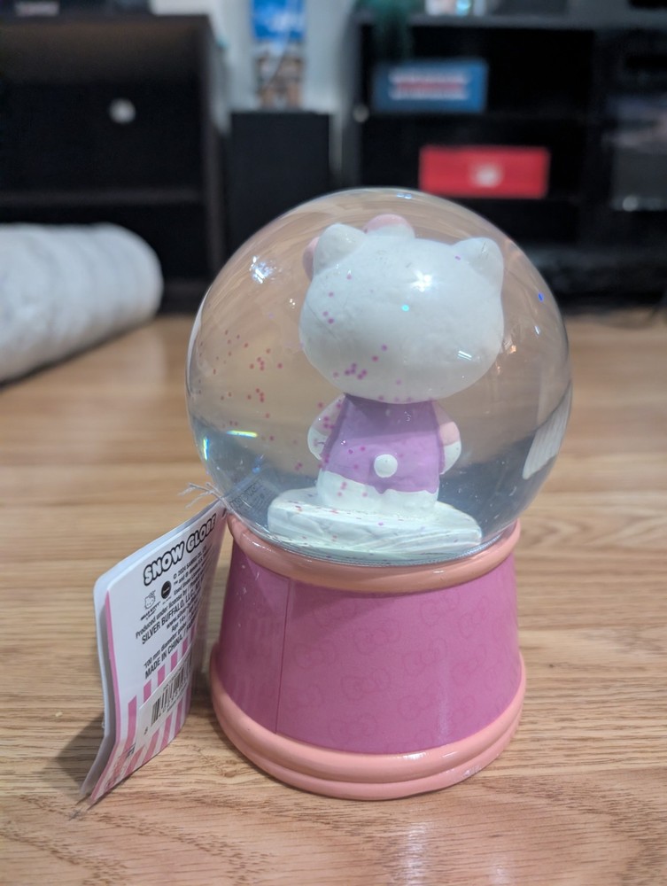 hello kitty snow globe