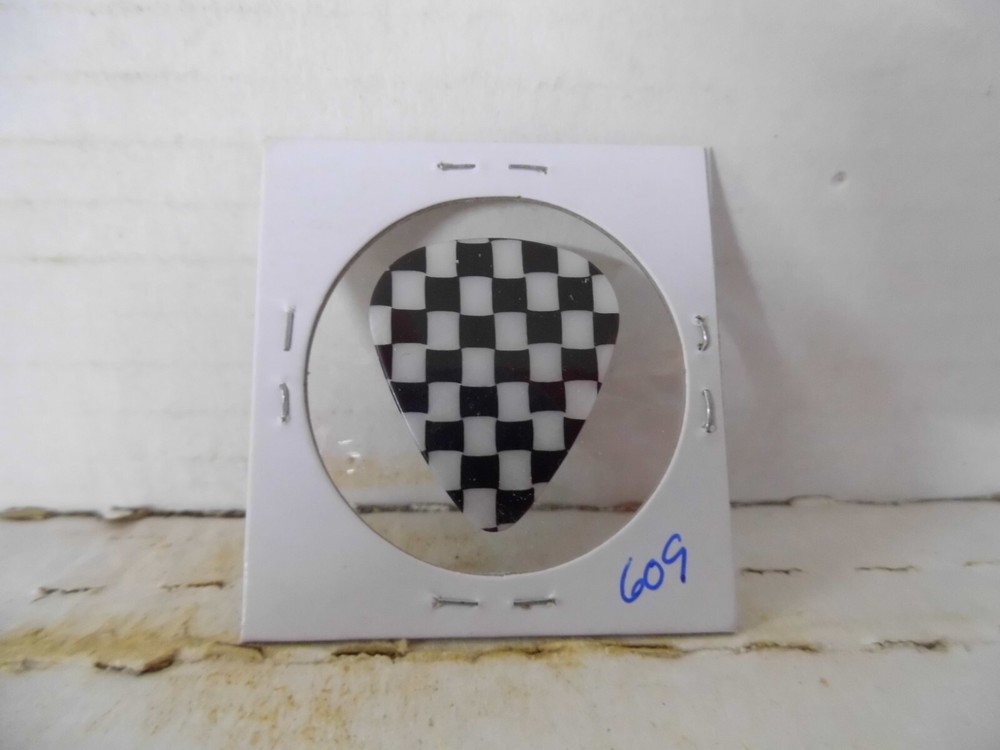 FENDER MEDIUM GUITAR PICK~READ DESCRIPTION (#27~5)