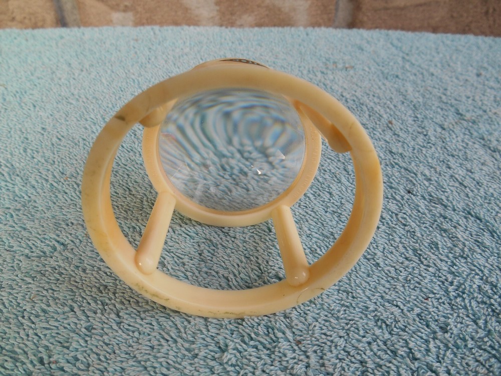 VINTAGE COIL FIXED PLASTA STAND READER MAGNIFIER