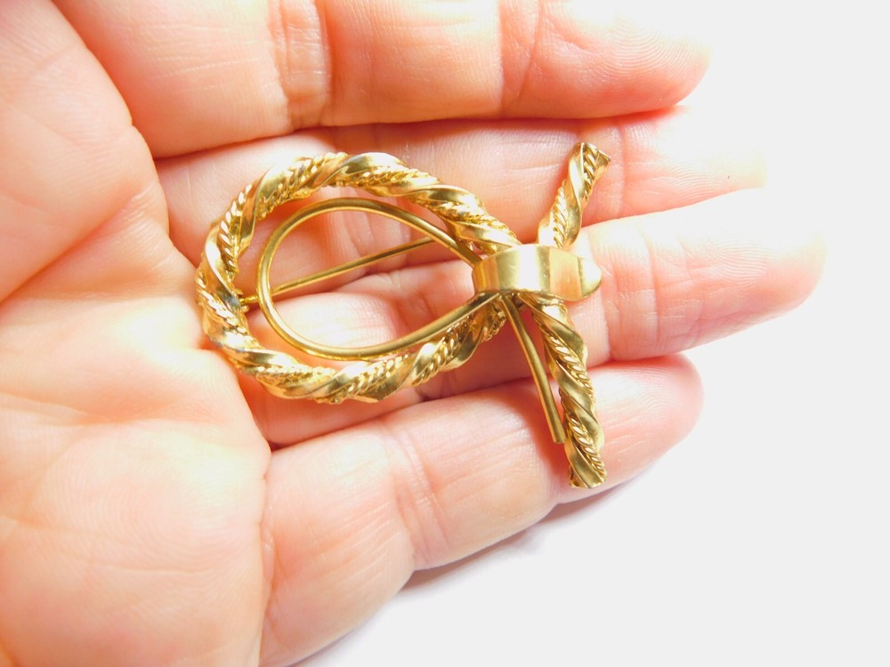 Twisted Gold Tone Metal Rope Loop Brooch Vintage