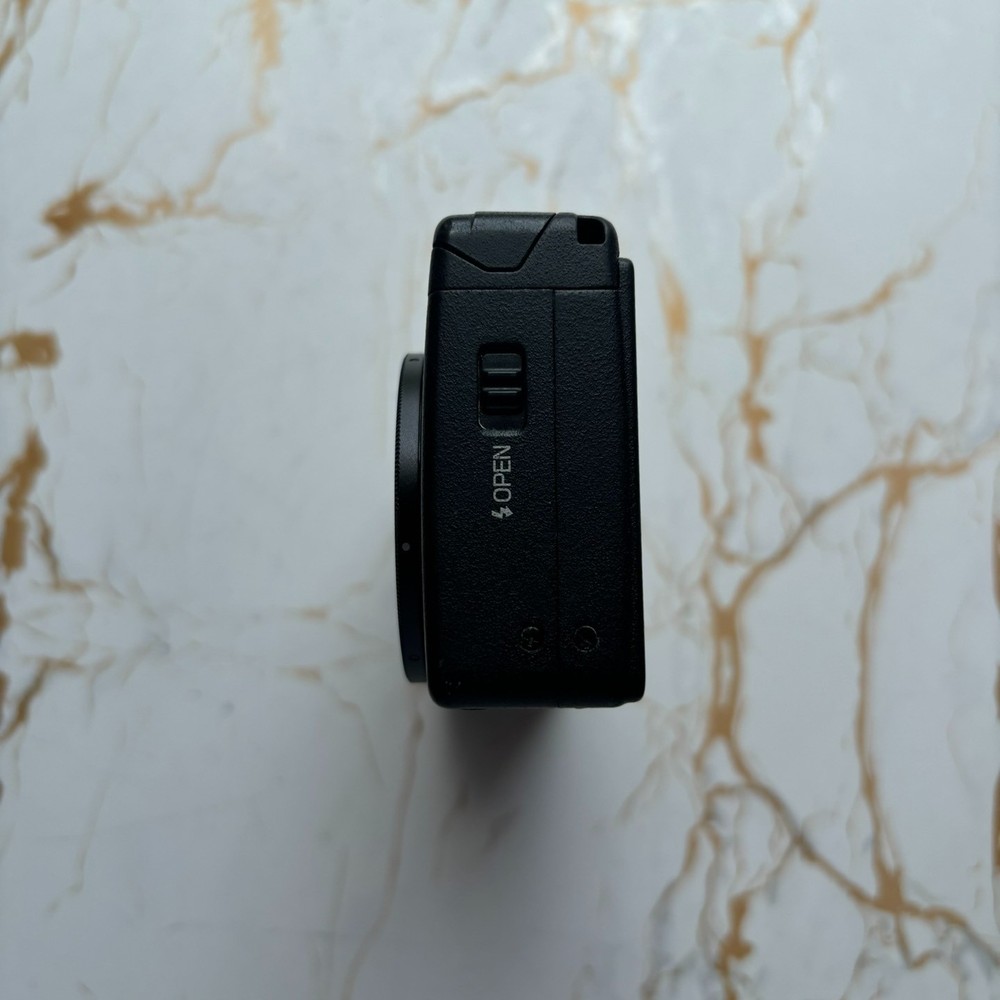 Ricoh GR Digital II GRD2 Compact Self Timer Digital Camera with Accessories