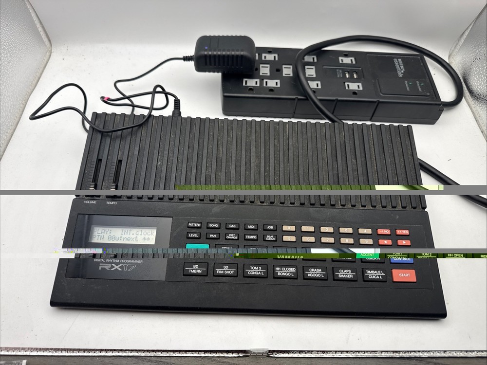 YAMAHA RX17 DIGITAL RHYTHM PROGRAMMER DRUM MACHINE !