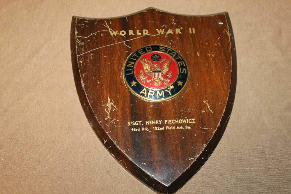 Original WW2 U.S. Army 43rd Inf. Div. Field Art. Bn GI Named Wood Service Plaque