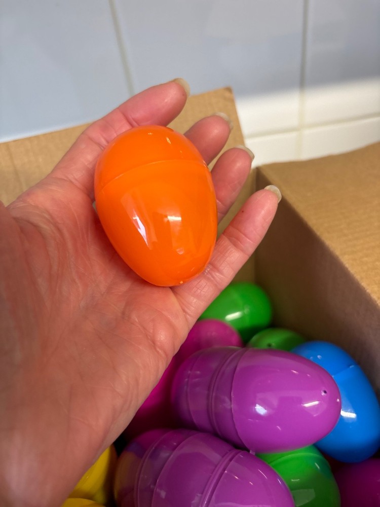 2 X HOBBYCRAFT 100 PACK REFILLABLE EGGS(INCLUDE 1 GOLD EGG) EASTER EGG HUNT