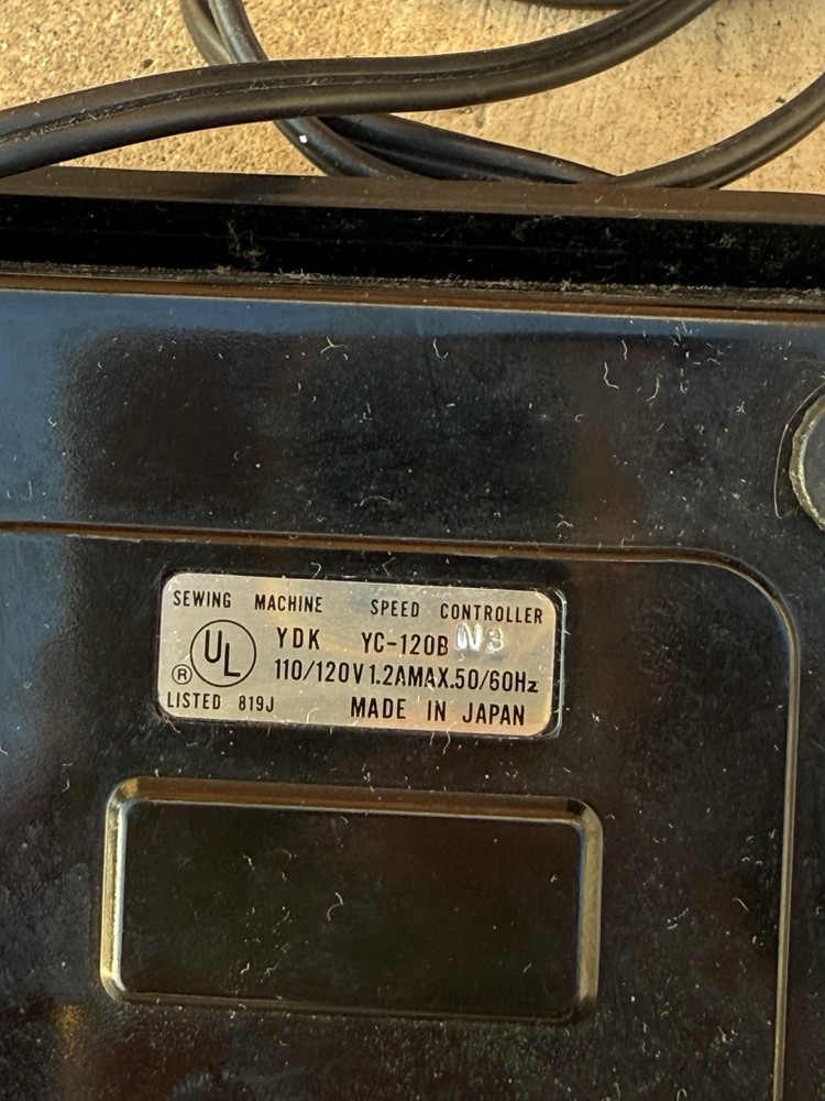 White Superlock Electronic 2000 ATS Serger w/ Rolling Case