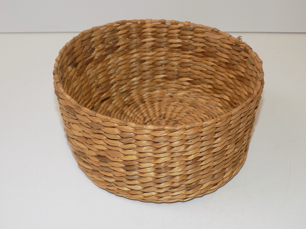 Vintage Grass Straw Basket 7" Diameter Knick Knack Fruit Container Storage