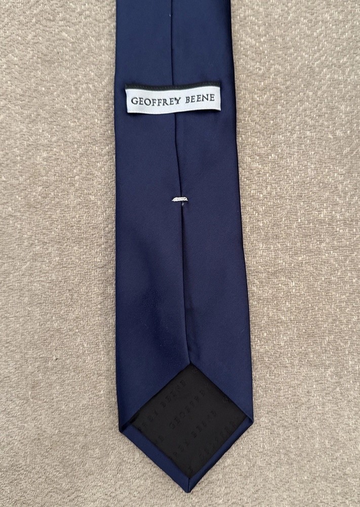 Tie Geoffrey Beene Navy Blue Satin, Solid, Shiny, 2.75”, EUC