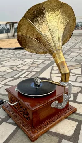 Antique Gramophone Fully Functional Working Phonograph, win-up record player