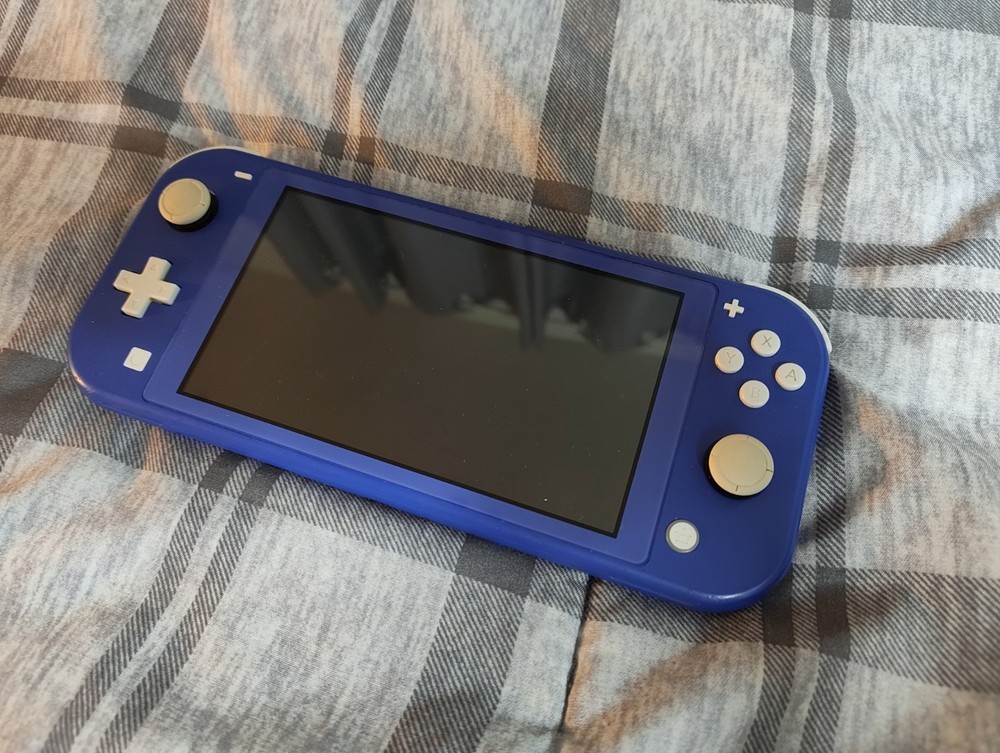 SWITCH LITE, FOR PARTS. NEEDS WORK OR PARTED OUT. BLUE 32GB