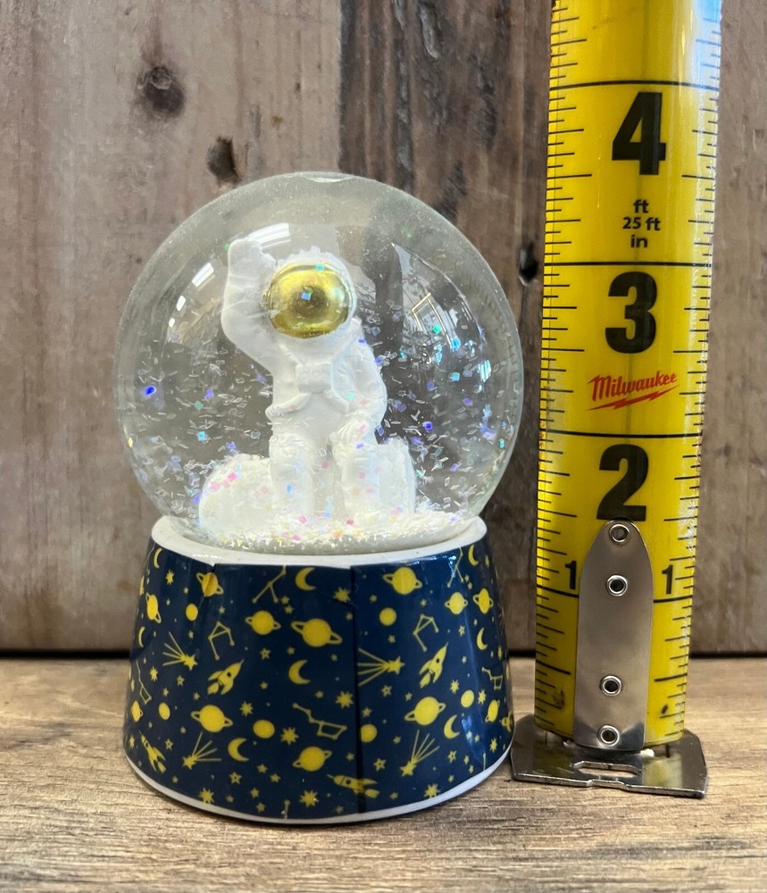 Astronaut Snow Globe 3.5" x 2"