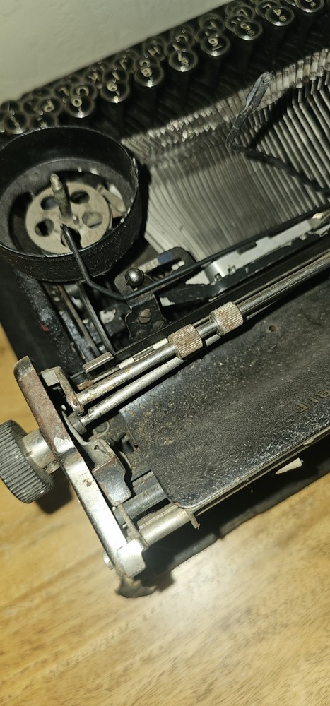 UNDERWOOD Portable Typewriter w/Case