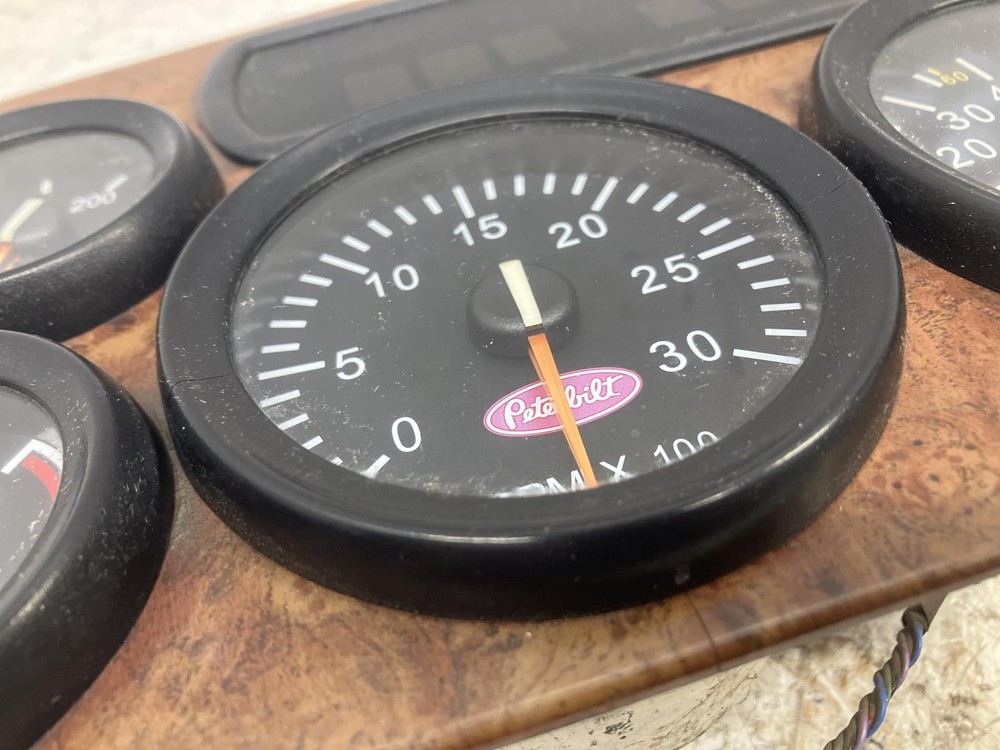 2000-2005 Peterbilt 387 Speedometer Instrument Cluster - Used