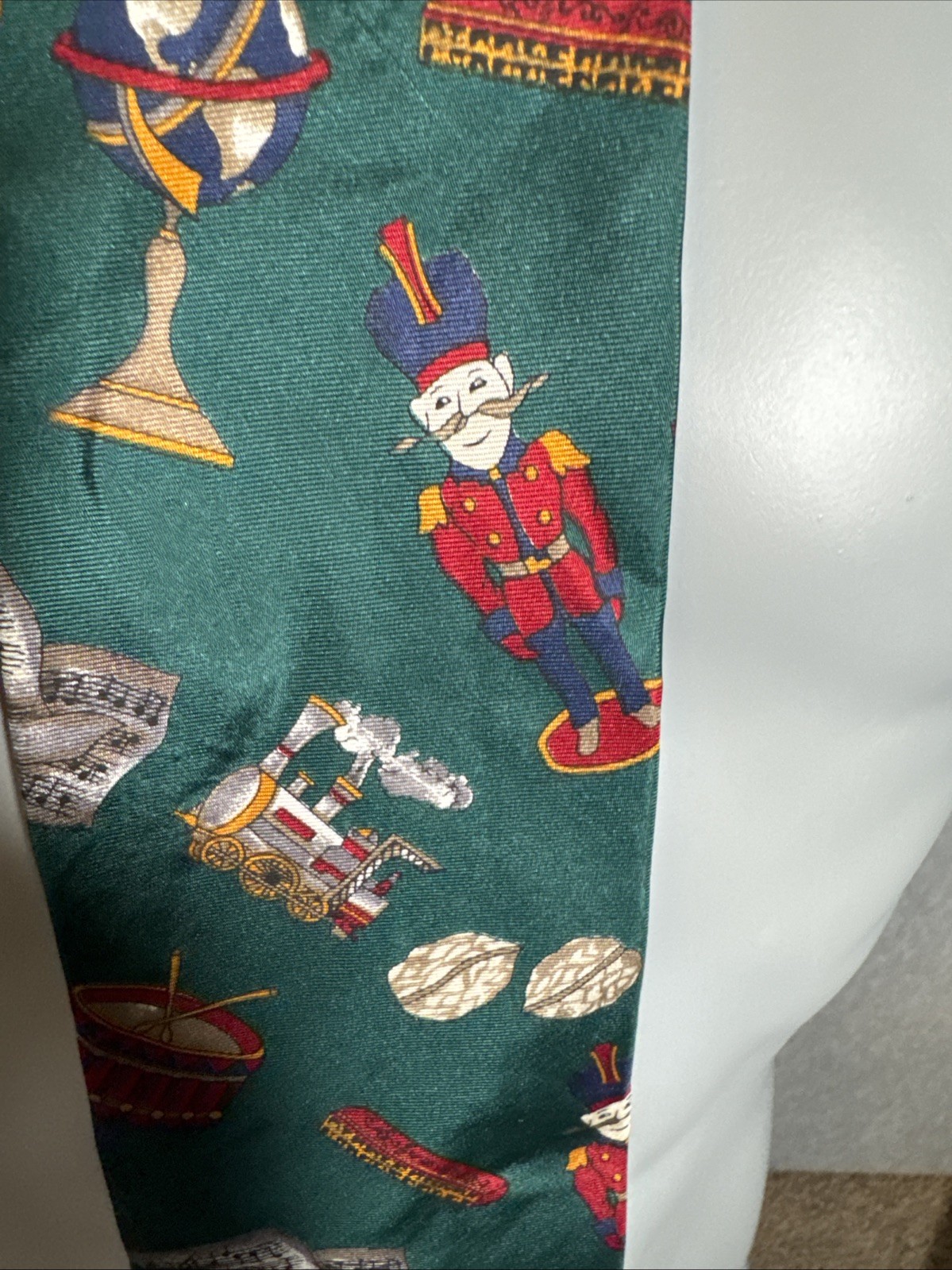 Van Heusen Christmas Neck Tie Holiday Nutcracker Silk 58" Long