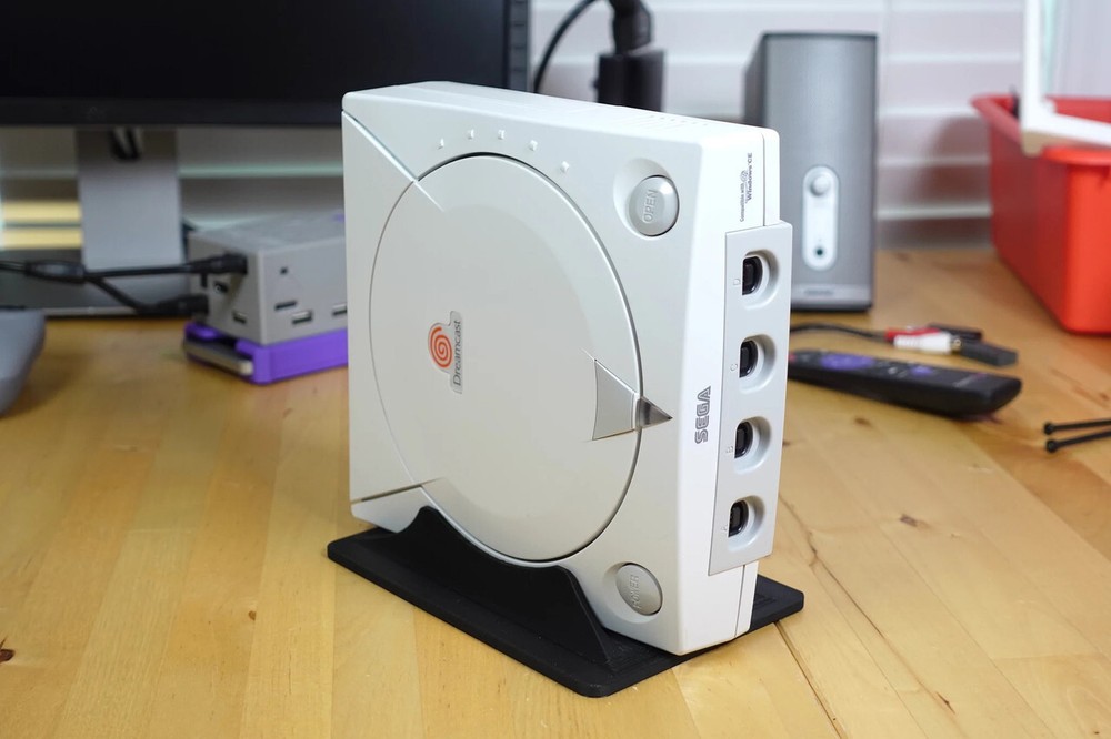 Vertical Stand for Sega Dreamcast - Retro Frog