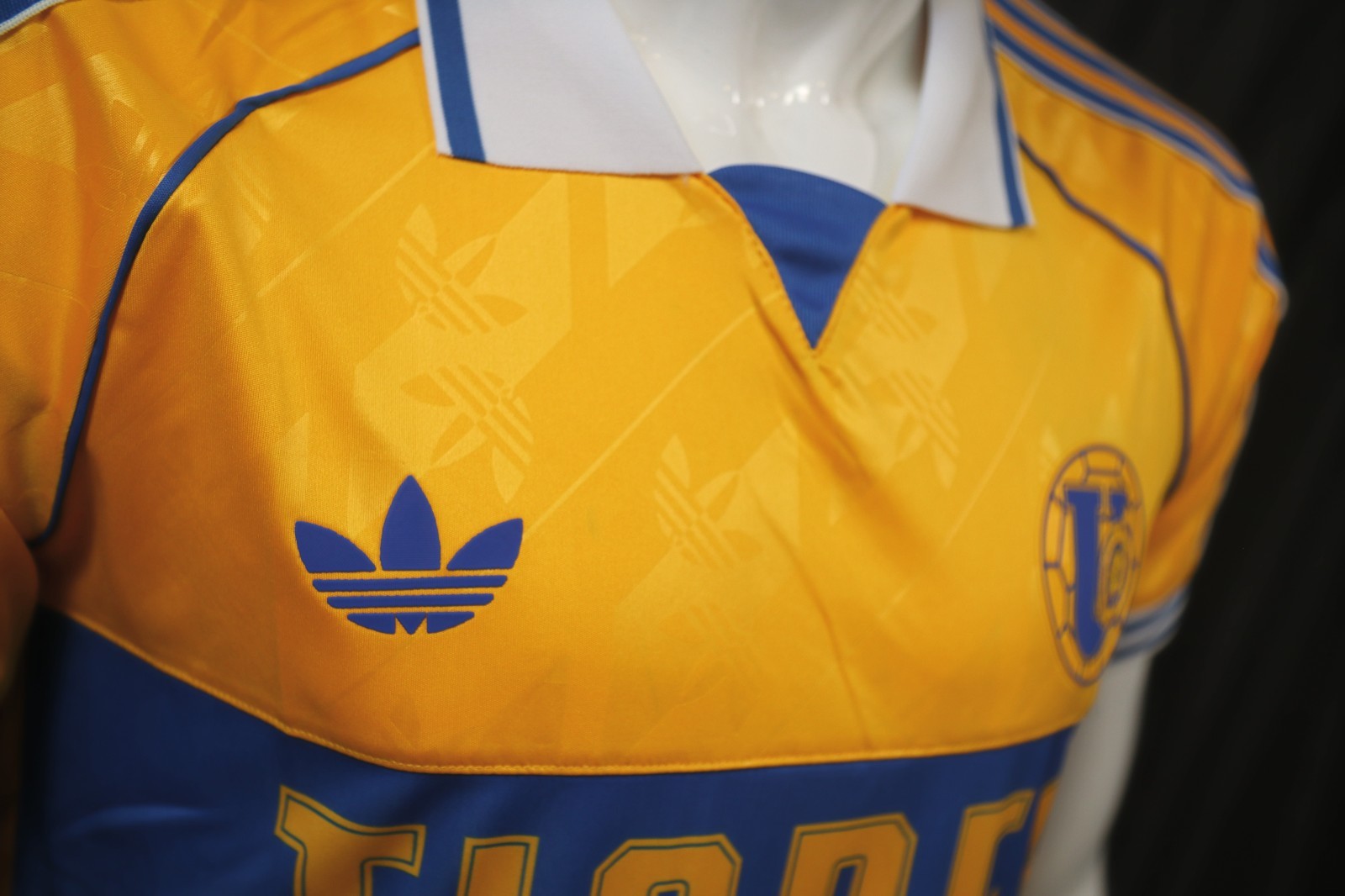 TIGRES UANL 65 ANIVERSARIO (Talla Reducida) slim fit (LEER DESCRICION)